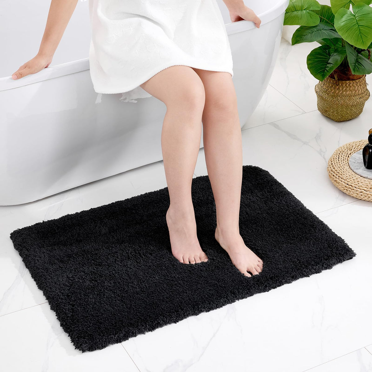 Disolla White Bathroom Rug 17x24 - Non-Slip Plush Small Bath Mat, Highly Absorbent & Ultra Soft Fluffy Floor Mat, Machine Washable for Shower and Tub
