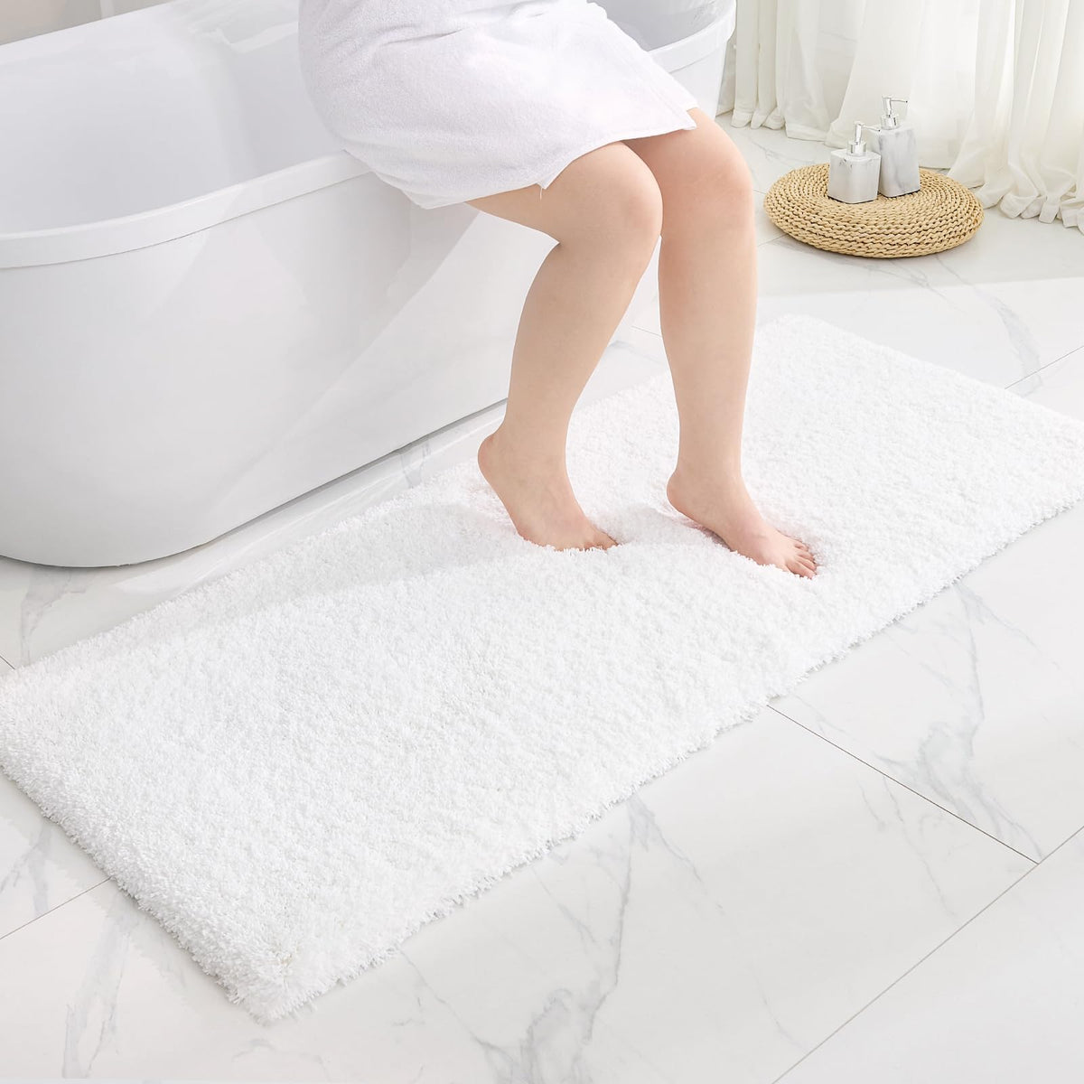 Disolla White Bathroom Rug 17x24 - Non-Slip Plush Small Bath Mat, Highly Absorbent & Ultra Soft Fluffy Floor Mat, Machine Washable for Shower and Tub