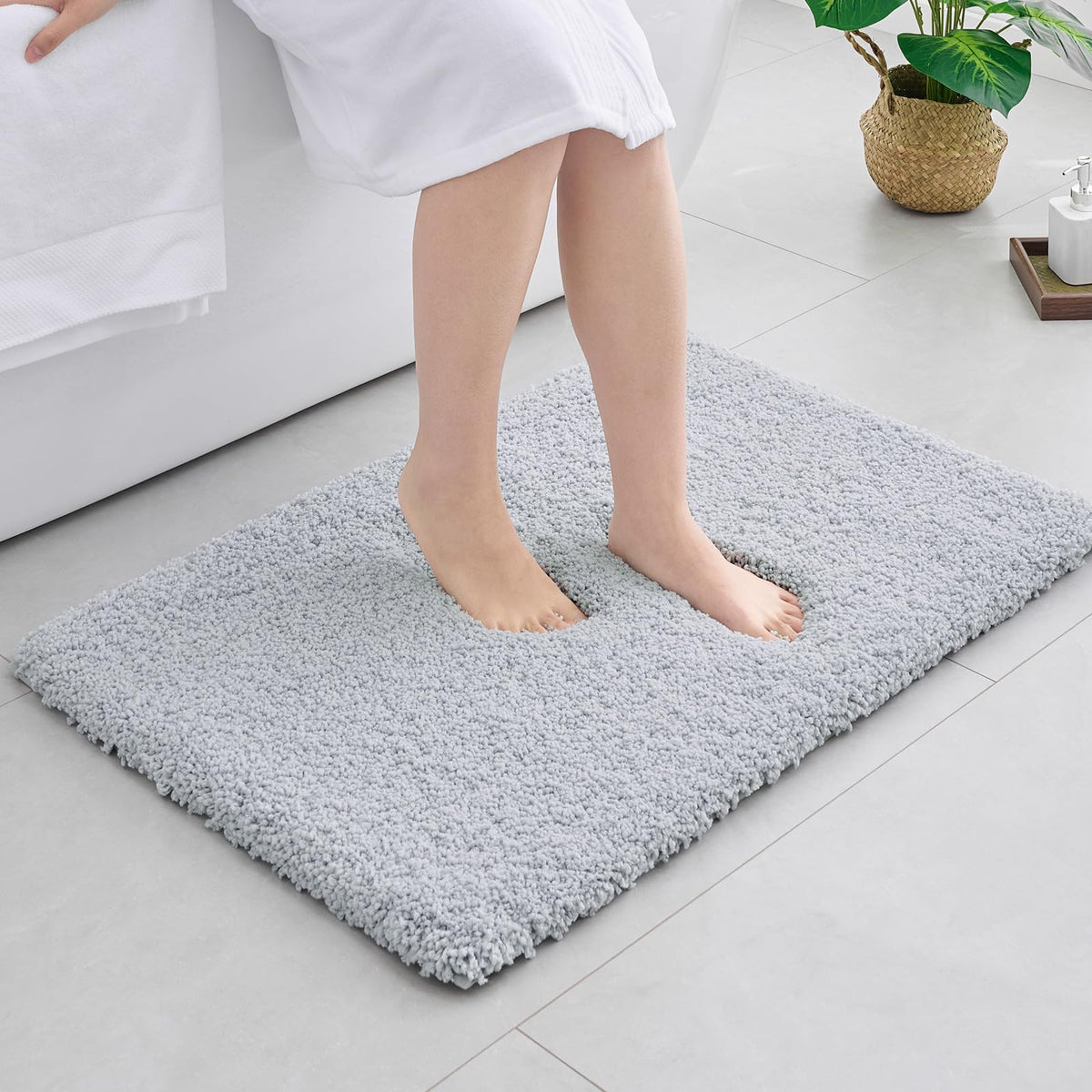 Disolla White Bathroom Rug 17x24 - Non-Slip Plush Small Bath Mat, Highly Absorbent & Ultra Soft Fluffy Floor Mat, Machine Washable for Shower and Tub