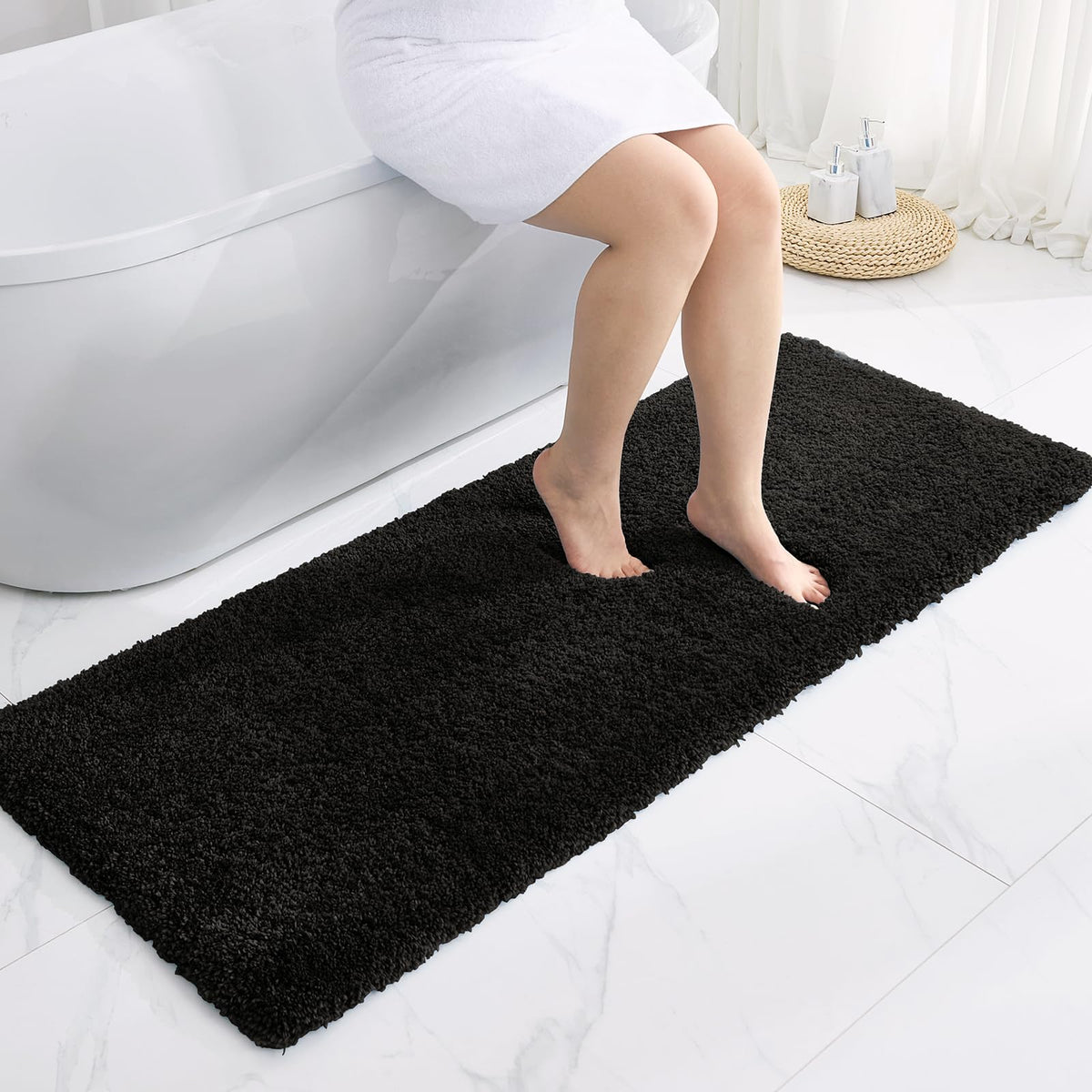 Disolla White Bathroom Rug 17x24 - Non-Slip Plush Small Bath Mat, Highly Absorbent & Ultra Soft Fluffy Floor Mat, Machine Washable for Shower and Tub