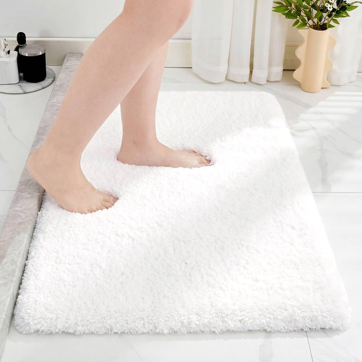 Disolla White Bathroom Rug 17x24 - Non-Slip Plush Small Bath Mat, Highly Absorbent & Ultra Soft Fluffy Floor Mat, Machine Washable for Shower and Tub
