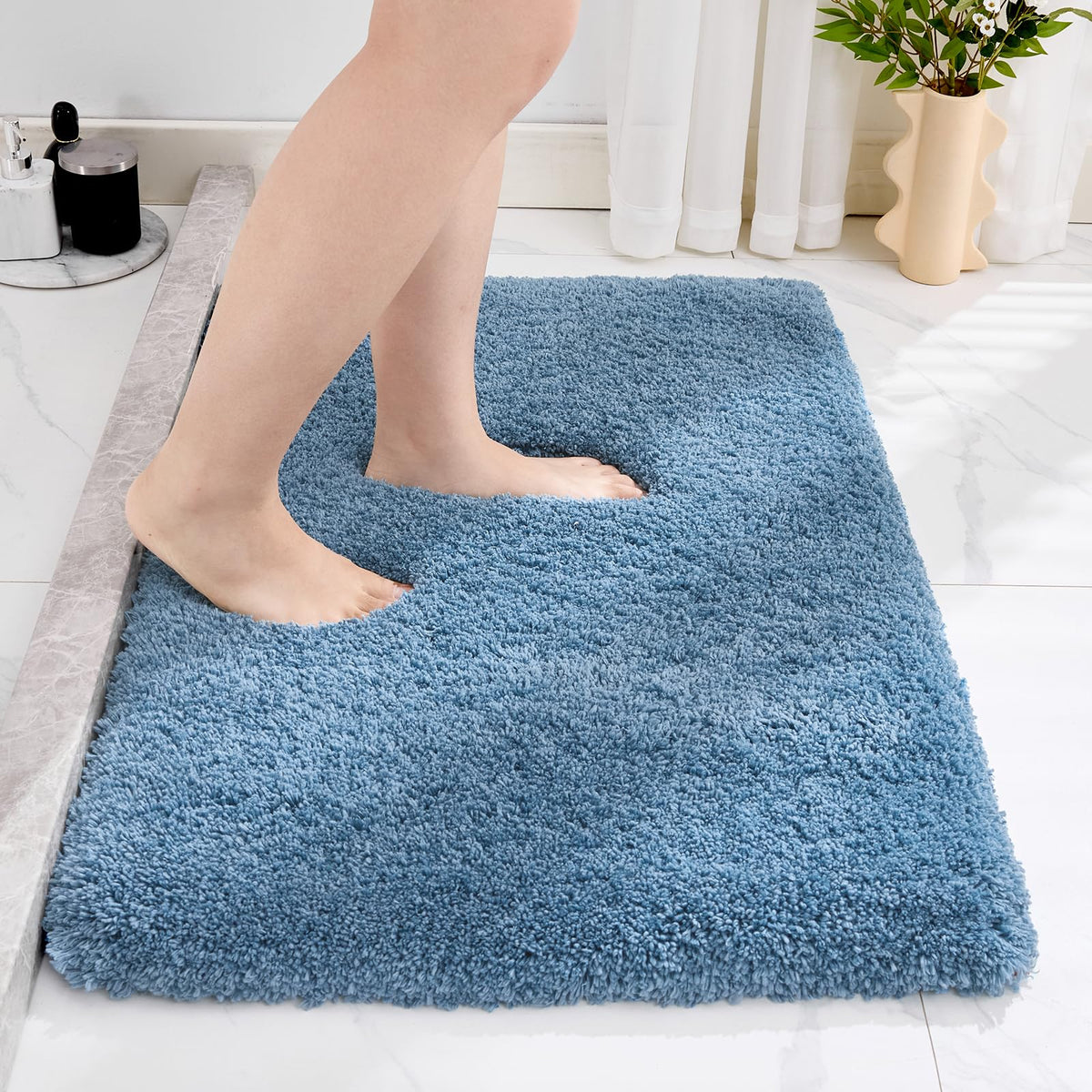 Disolla White Bathroom Rug 17x24 - Non-Slip Plush Small Bath Mat, Highly Absorbent & Ultra Soft Fluffy Floor Mat, Machine Washable for Shower and Tub