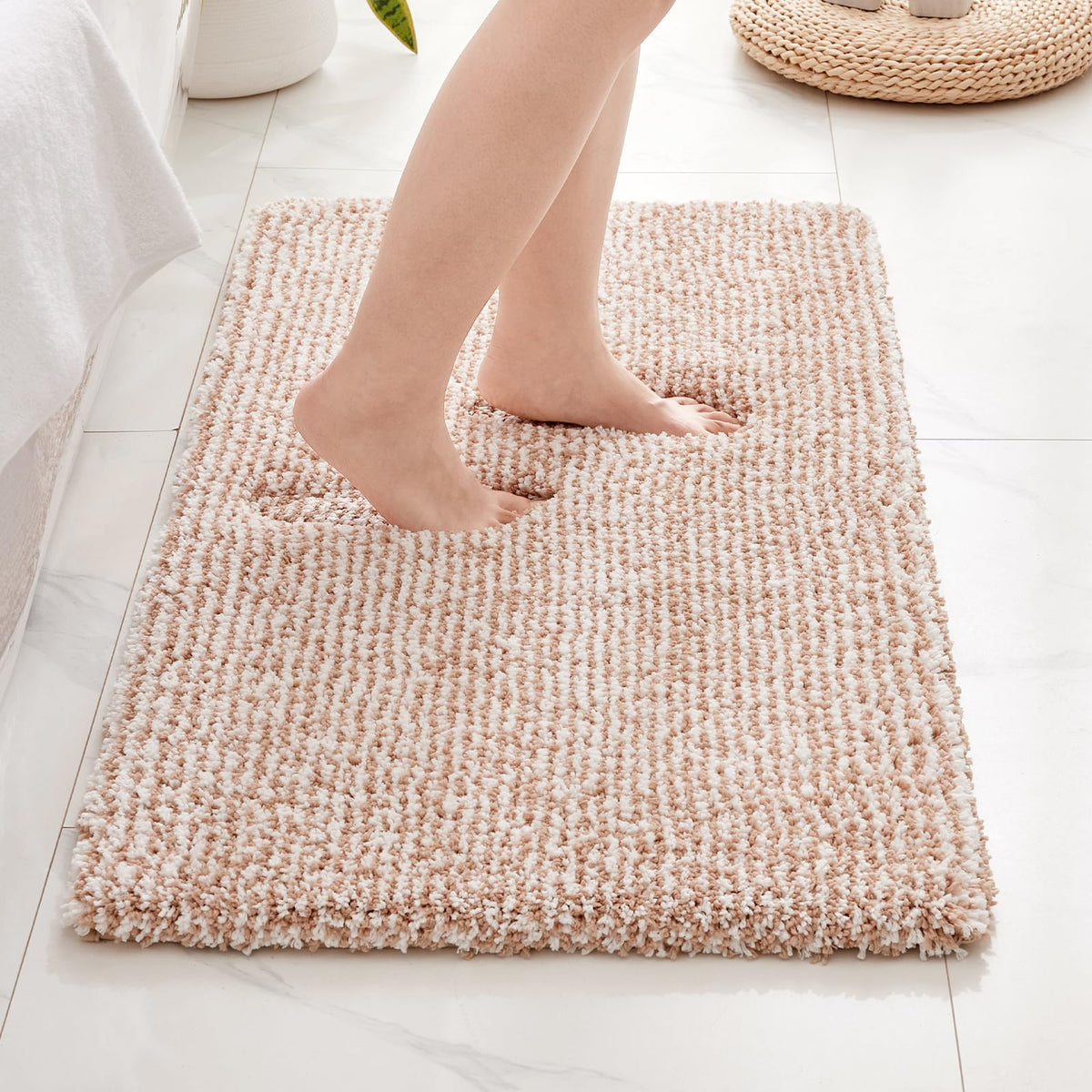 Disolla White Bathroom Rug 17x24 - Non-Slip Plush Small Bath Mat, Highly Absorbent & Ultra Soft Fluffy Floor Mat, Machine Washable for Shower and Tub