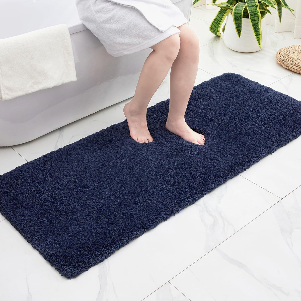 Disolla White Bathroom Rug 17x24 - Non-Slip Plush Small Bath Mat, Highly Absorbent & Ultra Soft Fluffy Floor Mat, Machine Washable for Shower and Tub