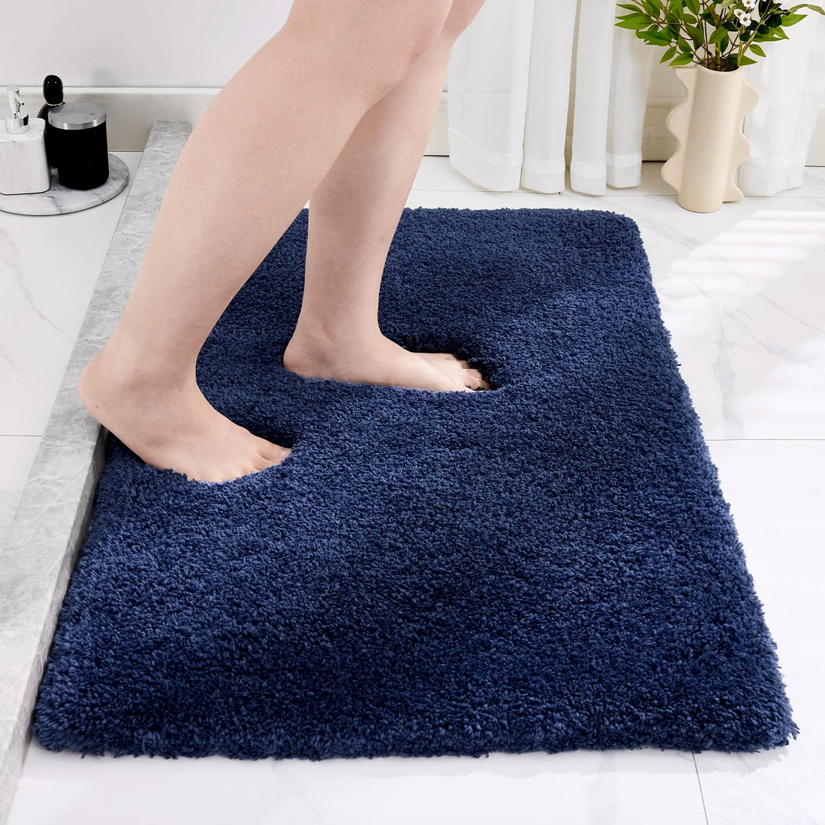 Disolla White Bathroom Rug 17x24 - Non-Slip Plush Small Bath Mat, Highly Absorbent & Ultra Soft Fluffy Floor Mat, Machine Washable for Shower and Tub
