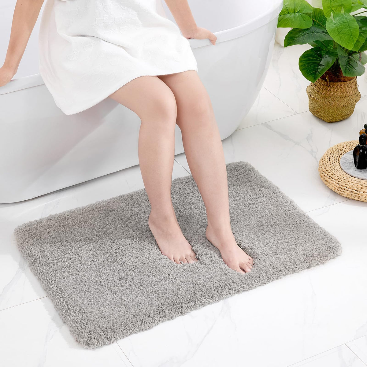Disolla White Bathroom Rug 17x24 - Non-Slip Plush Small Bath Mat, Highly Absorbent & Ultra Soft Fluffy Floor Mat, Machine Washable for Shower and Tub