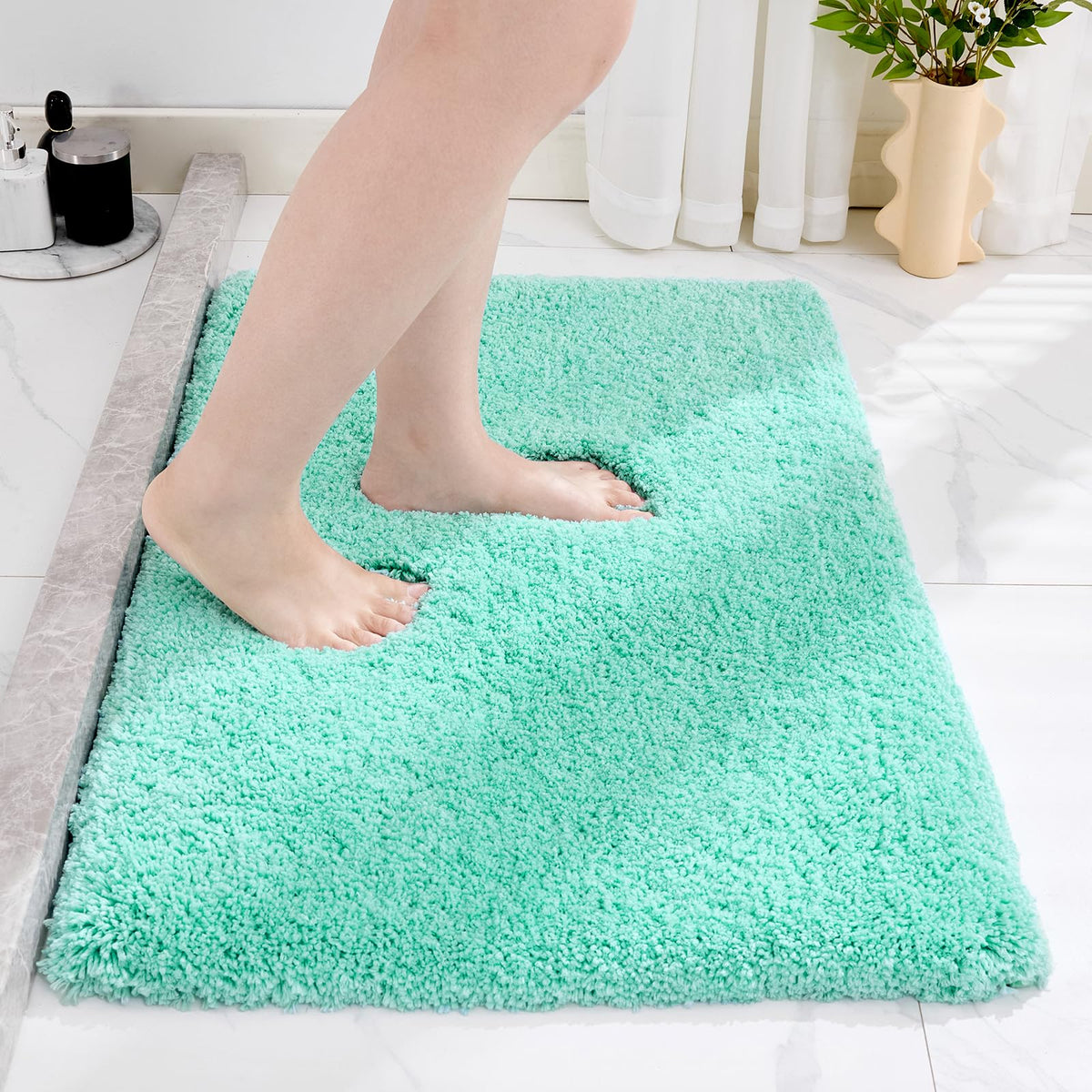 Disolla White Bathroom Rug 17x24 - Non-Slip Plush Small Bath Mat, Highly Absorbent & Ultra Soft Fluffy Floor Mat, Machine Washable for Shower and Tub