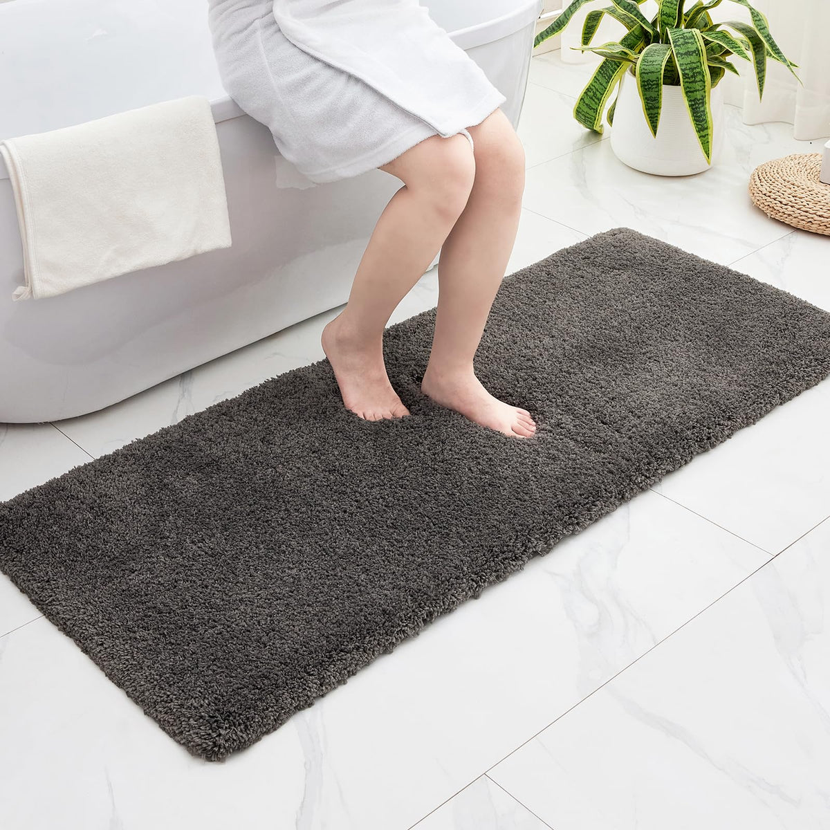 Disolla White Bathroom Rug 17x24 - Non-Slip Plush Small Bath Mat, Highly Absorbent & Ultra Soft Fluffy Floor Mat, Machine Washable for Shower and Tub