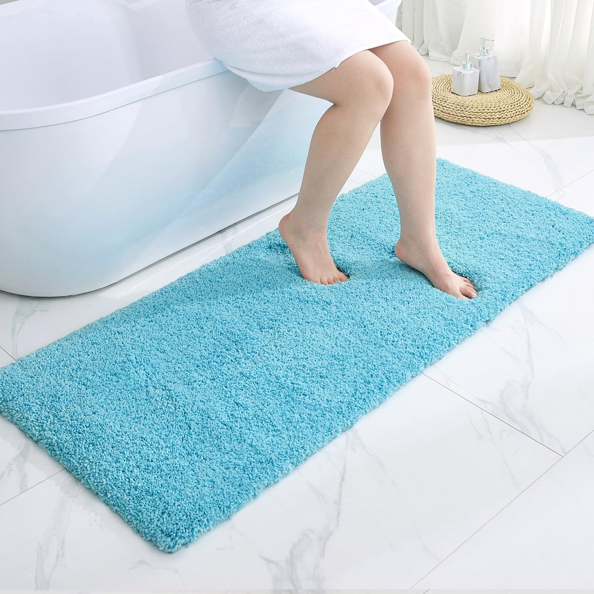 Disolla White Bathroom Rug 17x24 - Non-Slip Plush Small Bath Mat, Highly Absorbent & Ultra Soft Fluffy Floor Mat, Machine Washable for Shower and Tub