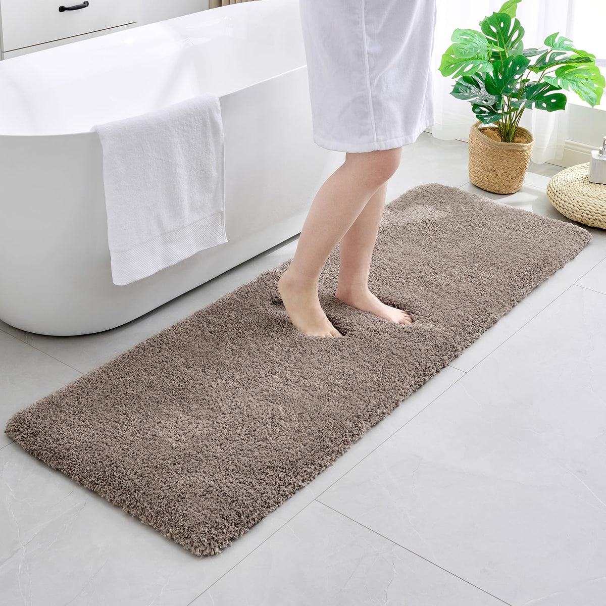 Disolla White Bathroom Rug 17x24 - Non-Slip Plush Small Bath Mat, Highly Absorbent & Ultra Soft Fluffy Floor Mat, Machine Washable for Shower and Tub