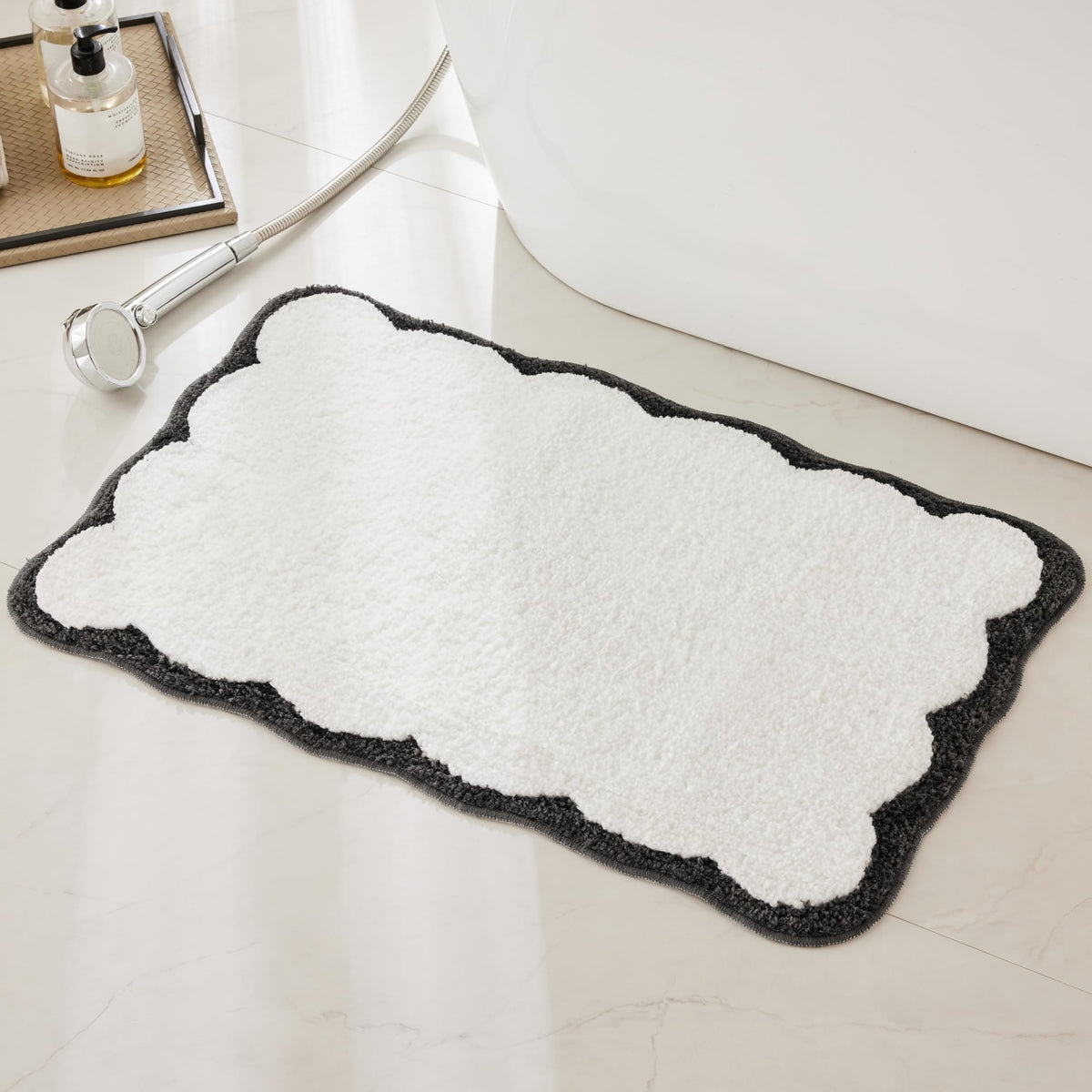 Luxury Microfiber Bathroom Rugs, White Bath Rug with Blue Scalloped Piping Cute Aesthetic Preppy Bath Mat for Bathroom, Tub, Floor Carpet, Sink, Shower, Anti Slip, Absorbent, 32x20