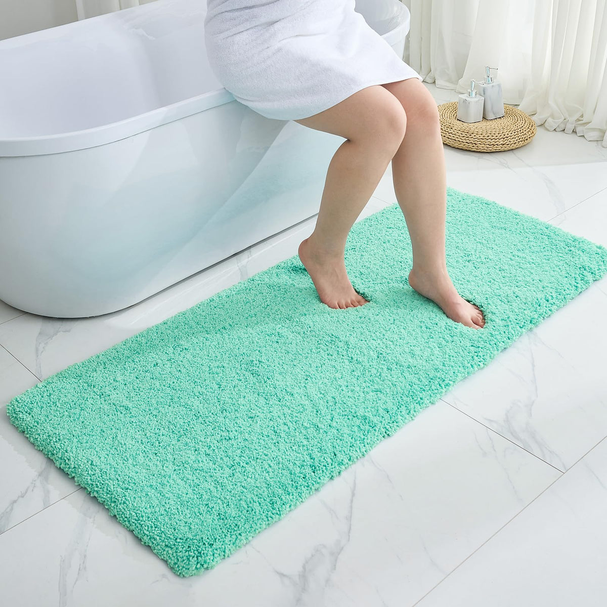 Disolla White Bathroom Rug 17x24 - Non-Slip Plush Small Bath Mat, Highly Absorbent & Ultra Soft Fluffy Floor Mat, Machine Washable for Shower and Tub