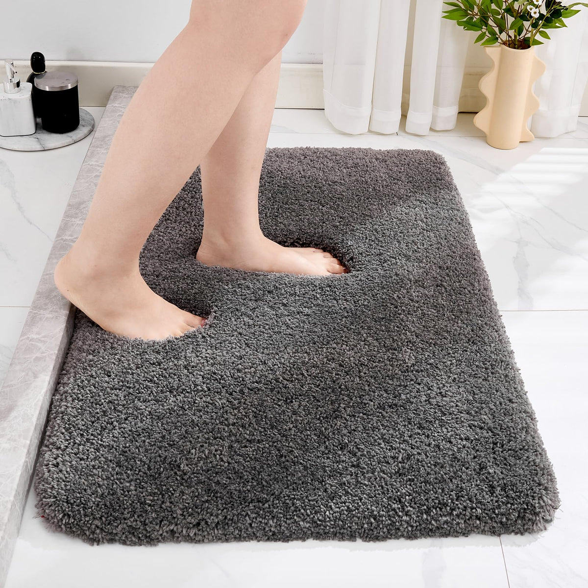 Disolla White Bathroom Rug 17x24 - Non-Slip Plush Small Bath Mat, Highly Absorbent & Ultra Soft Fluffy Floor Mat, Machine Washable for Shower and Tub