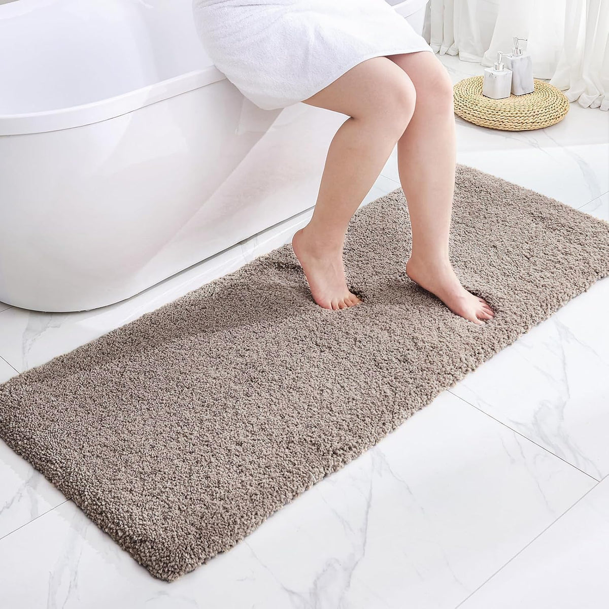 Disolla White Bathroom Rug 17x24 - Non-Slip Plush Small Bath Mat, Highly Absorbent & Ultra Soft Fluffy Floor Mat, Machine Washable for Shower and Tub