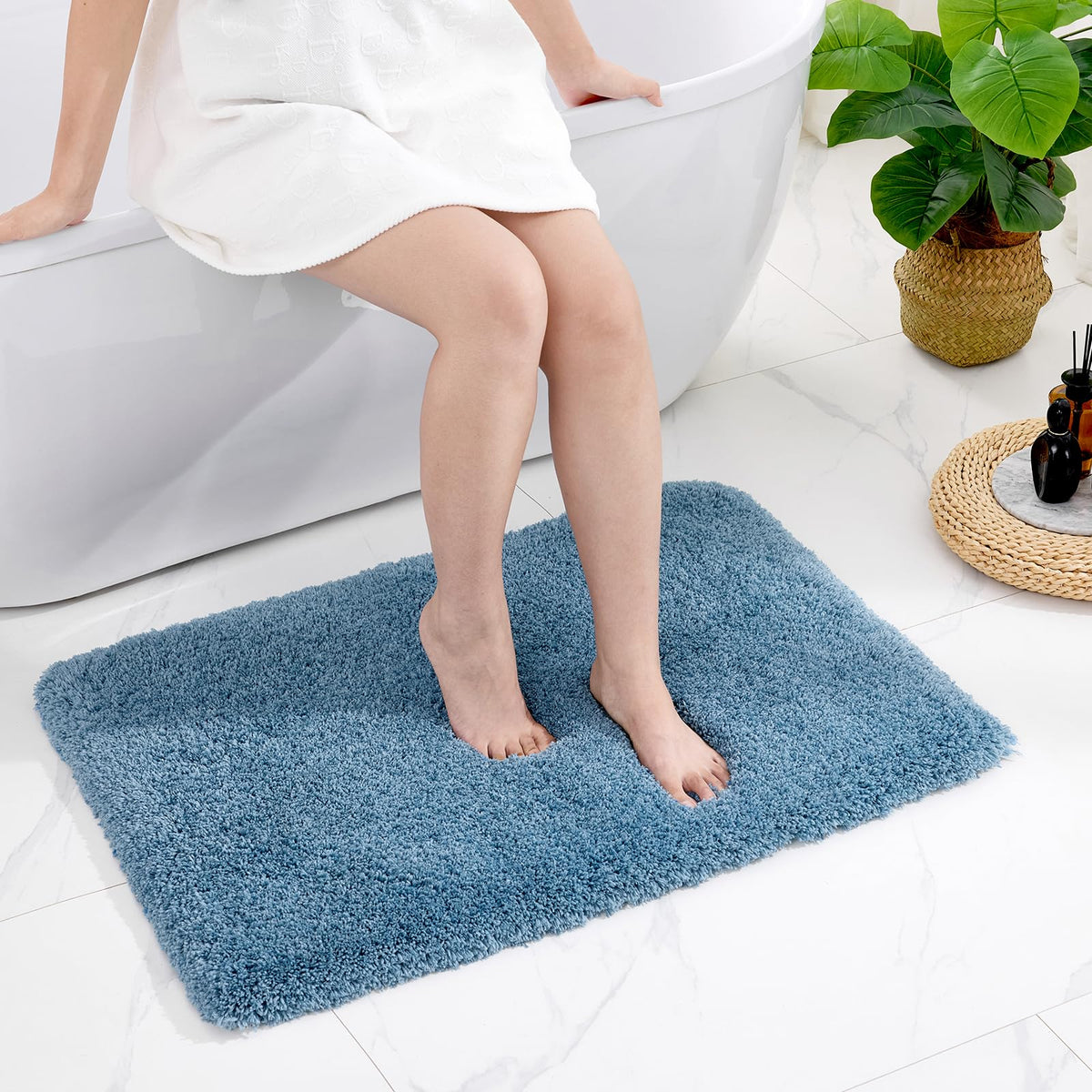 Disolla White Bathroom Rug 17x24 - Non-Slip Plush Small Bath Mat, Highly Absorbent & Ultra Soft Fluffy Floor Mat, Machine Washable for Shower and Tub