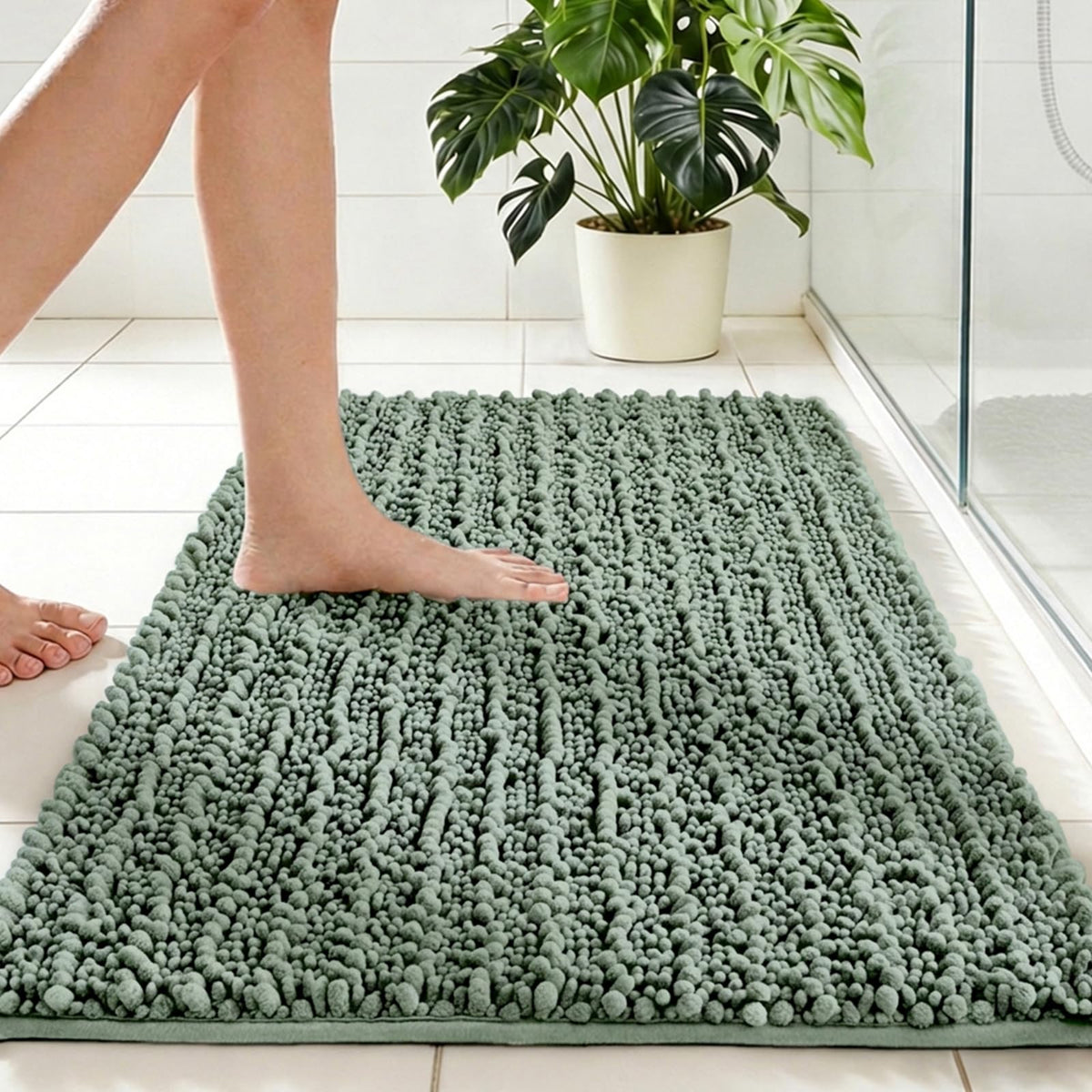 Disolla Small Bath Mat 17x24 Inch - Chenille Navy Blue Bathroom Rug, Extra Soft Absorbent Plush Shaggy Bathmat, Non-Slip Machine Washable Floor Mat for Shower, Tub and Sink