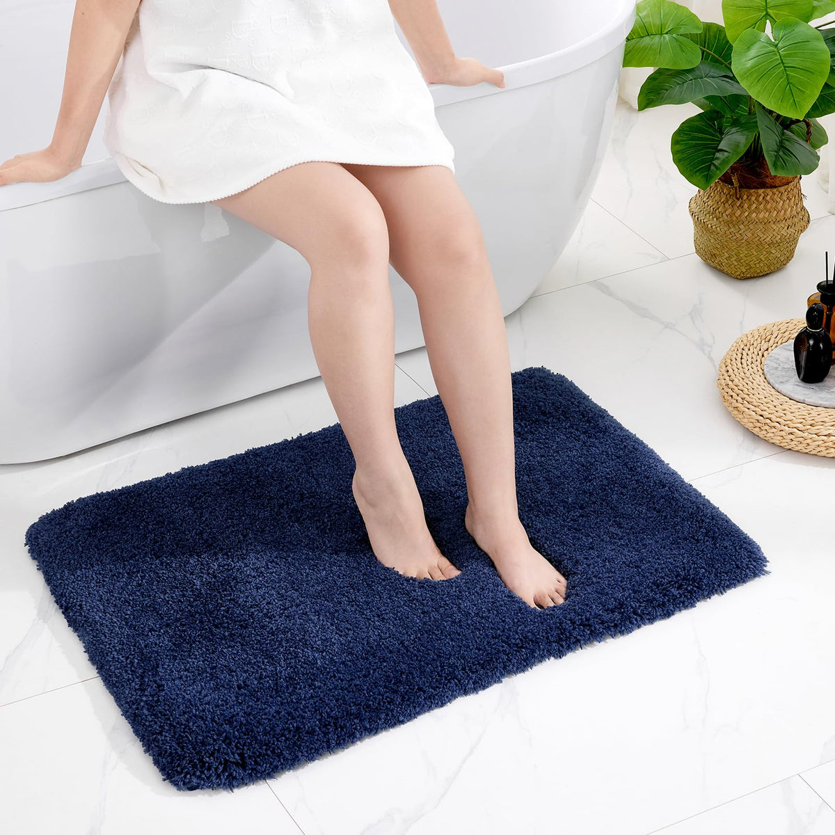 Disolla White Bathroom Rug 17x24 - Non-Slip Plush Small Bath Mat, Highly Absorbent & Ultra Soft Fluffy Floor Mat, Machine Washable for Shower and Tub