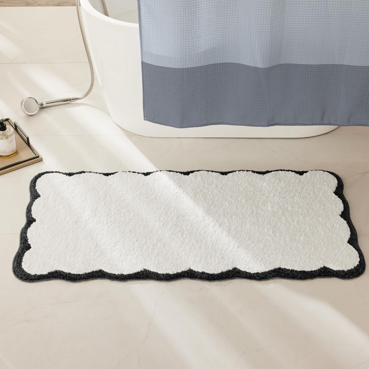 Luxury Microfiber Bathroom Rugs, White Bath Rug with Blue Scalloped Piping Cute Aesthetic Preppy Bath Mat for Bathroom, Tub, Floor Carpet, Sink, Shower, Anti Slip, Absorbent, 32x20