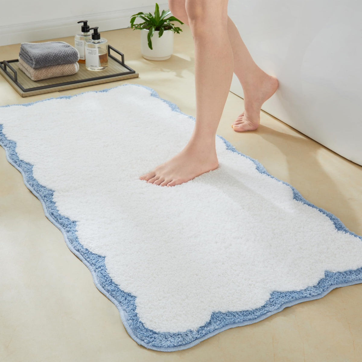 Luxury Microfiber Bathroom Rugs, White Bath Rug with Blue Scalloped Piping Cute Aesthetic Preppy Bath Mat for Bathroom, Tub, Floor Carpet, Sink, Shower, Anti Slip, Absorbent, 32x20
