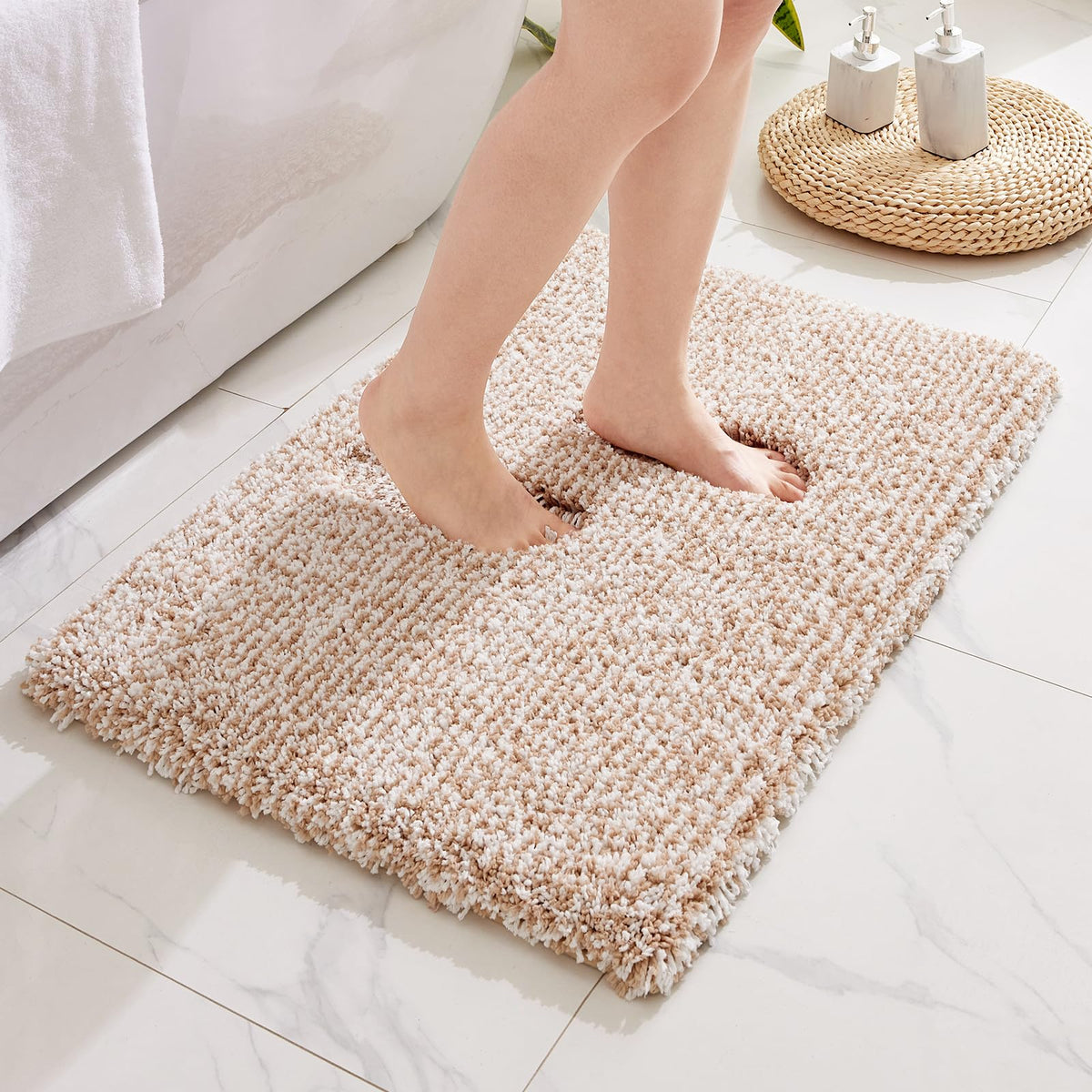 Disolla White Bathroom Rug 17x24 - Non-Slip Plush Small Bath Mat, Highly Absorbent & Ultra Soft Fluffy Floor Mat, Machine Washable for Shower and Tub