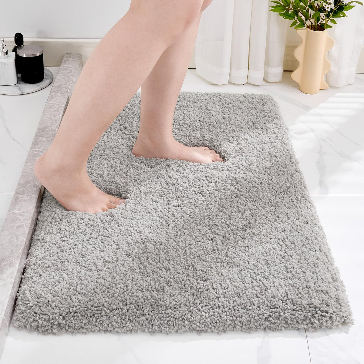 Disolla White Bathroom Rug 17x24 - Non-Slip Plush Small Bath Mat, Highly Absorbent & Ultra Soft Fluffy Floor Mat, Machine Washable for Shower and Tub
