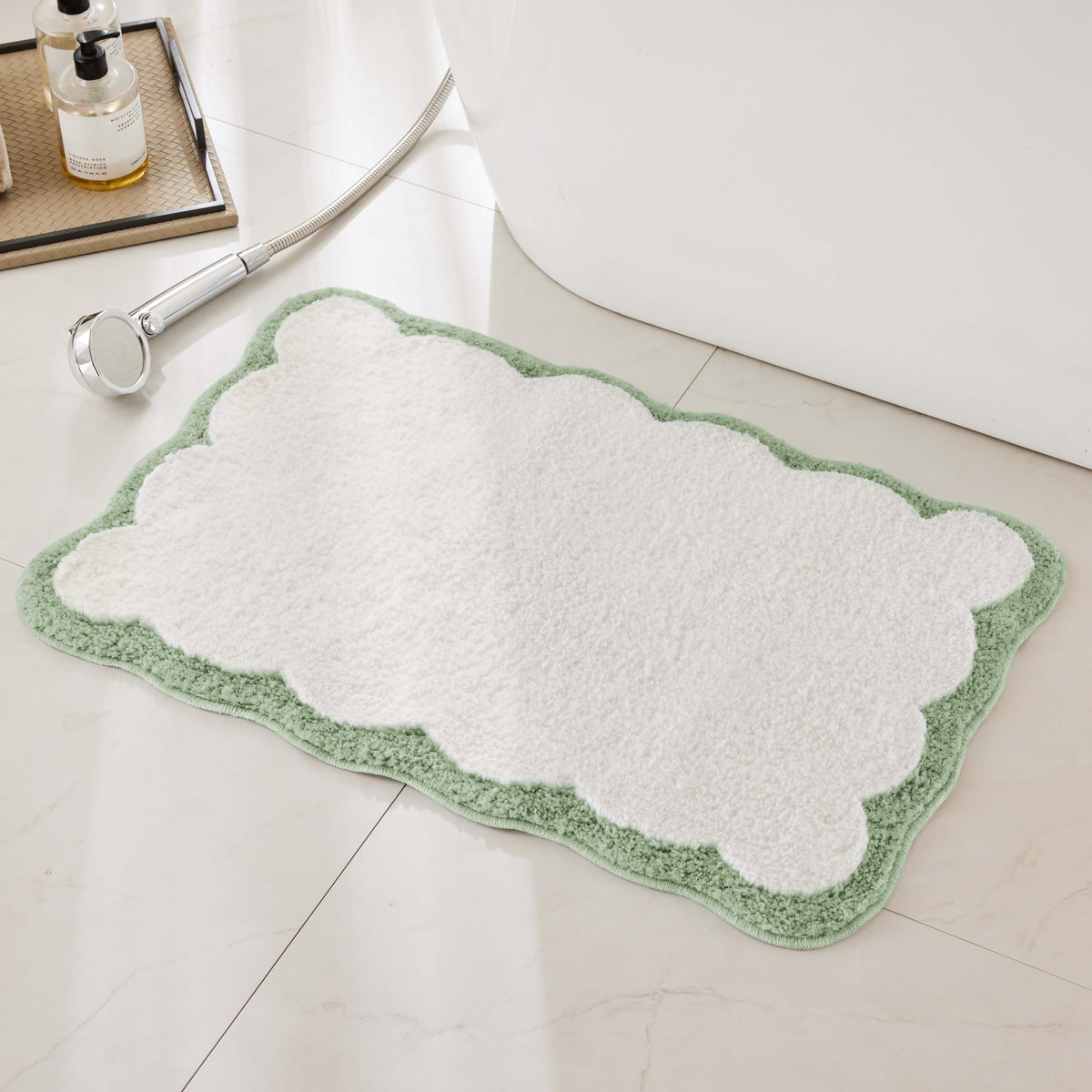 Luxury Microfiber Bathroom Rugs, White Bath Rug with Blue Scalloped Piping Cute Aesthetic Preppy Bath Mat for Bathroom, Tub, Floor Carpet, Sink, Shower, Anti Slip, Absorbent, 32x20