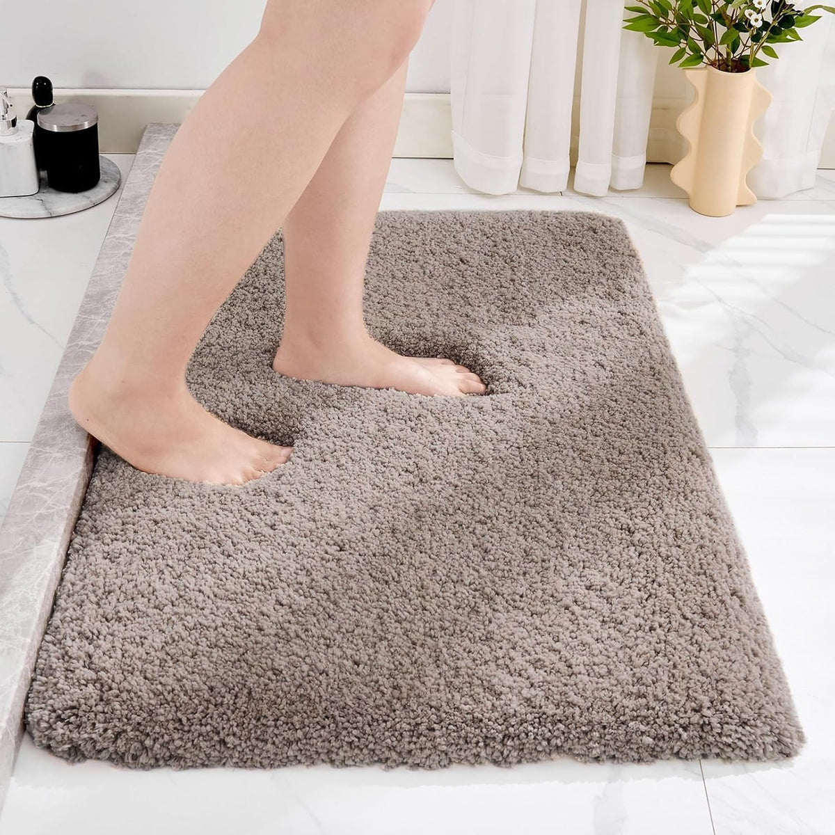 Disolla White Bathroom Rug 17x24 - Non-Slip Plush Small Bath Mat, Highly Absorbent & Ultra Soft Fluffy Floor Mat, Machine Washable for Shower and Tub