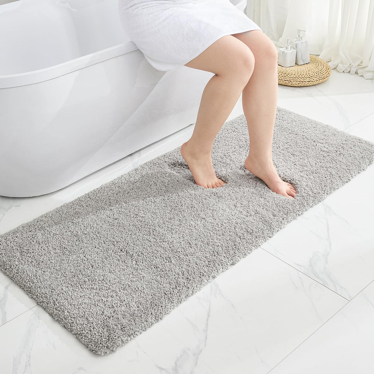 Disolla White Bathroom Rug 17x24 - Non-Slip Plush Small Bath Mat, Highly Absorbent & Ultra Soft Fluffy Floor Mat, Machine Washable for Shower and Tub