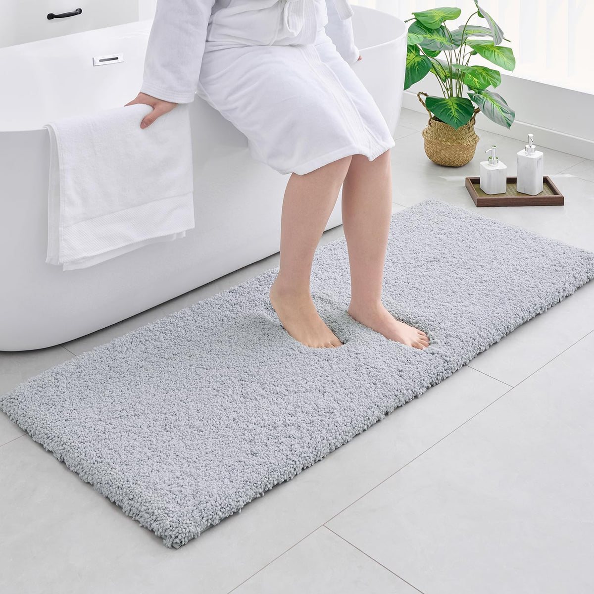 Disolla White Bathroom Rug 17x24 - Non-Slip Plush Small Bath Mat, Highly Absorbent & Ultra Soft Fluffy Floor Mat, Machine Washable for Shower and Tub