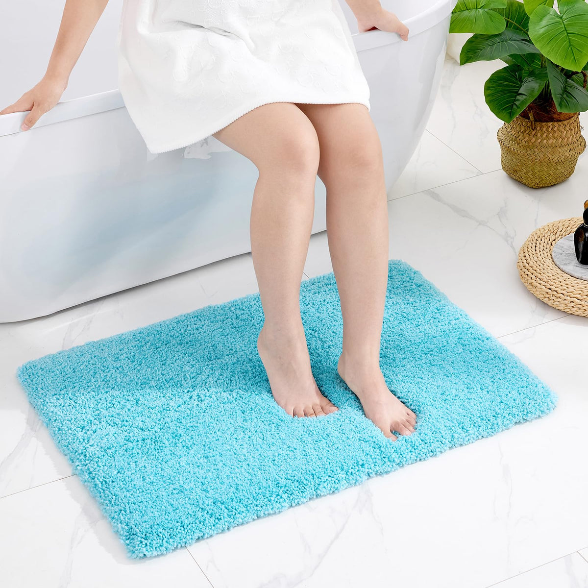 Disolla White Bathroom Rug 17x24 - Non-Slip Plush Small Bath Mat, Highly Absorbent & Ultra Soft Fluffy Floor Mat, Machine Washable for Shower and Tub