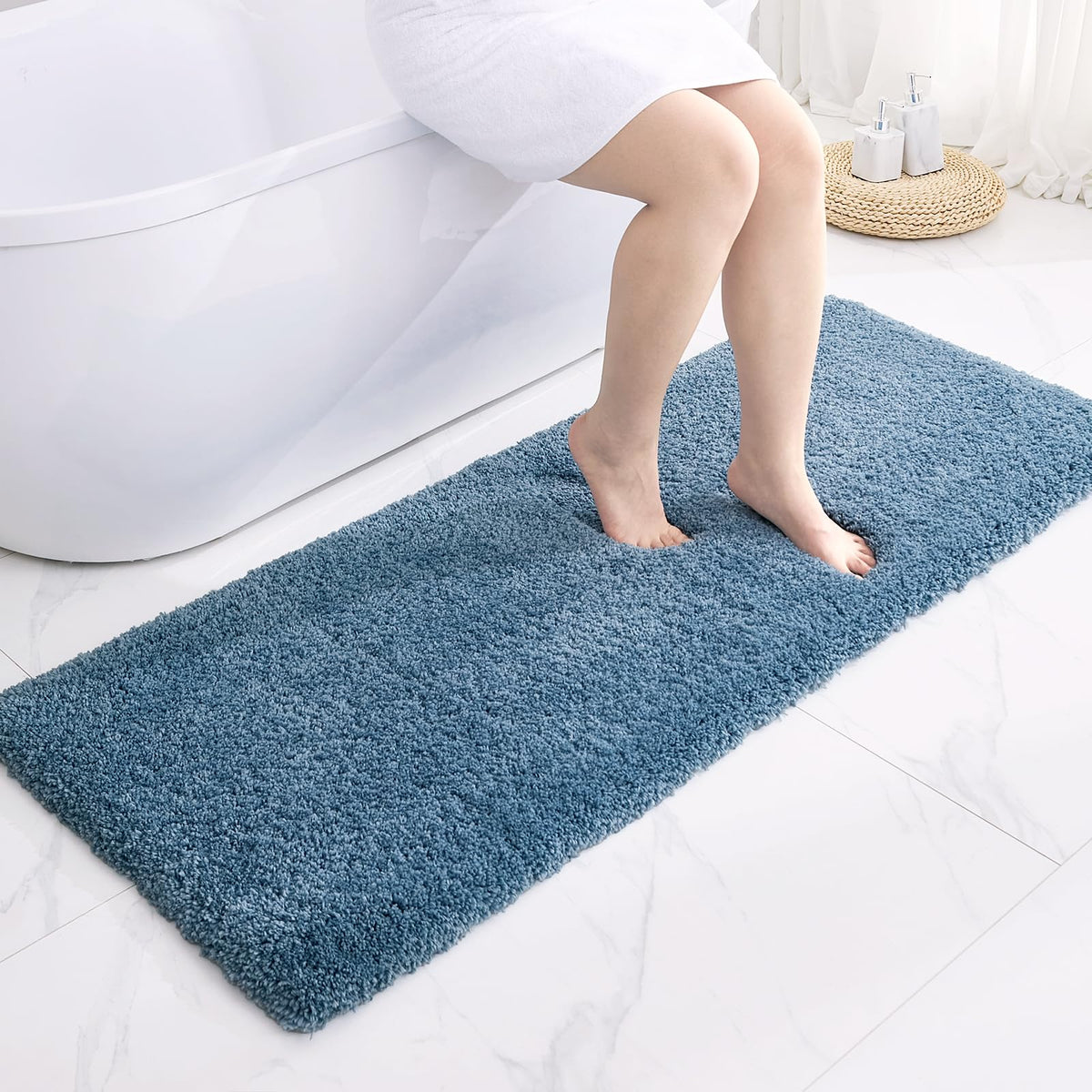 Disolla White Bathroom Rug 17x24 - Non-Slip Plush Small Bath Mat, Highly Absorbent & Ultra Soft Fluffy Floor Mat, Machine Washable for Shower and Tub