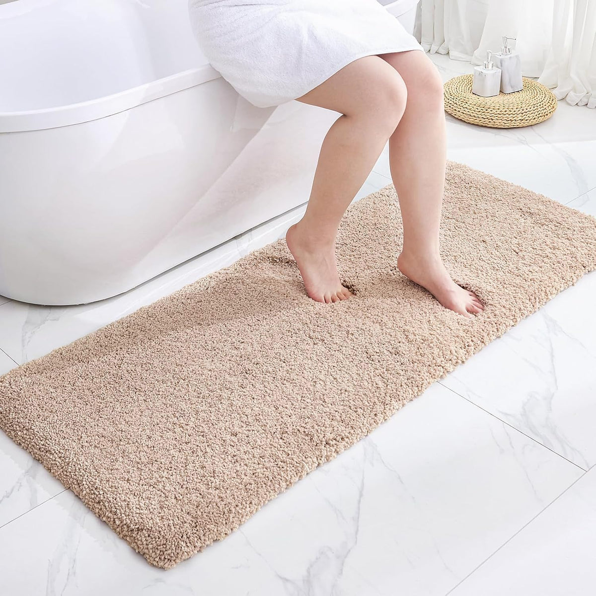 Disolla White Bathroom Rug 17x24 - Non-Slip Plush Small Bath Mat, Highly Absorbent & Ultra Soft Fluffy Floor Mat, Machine Washable for Shower and Tub