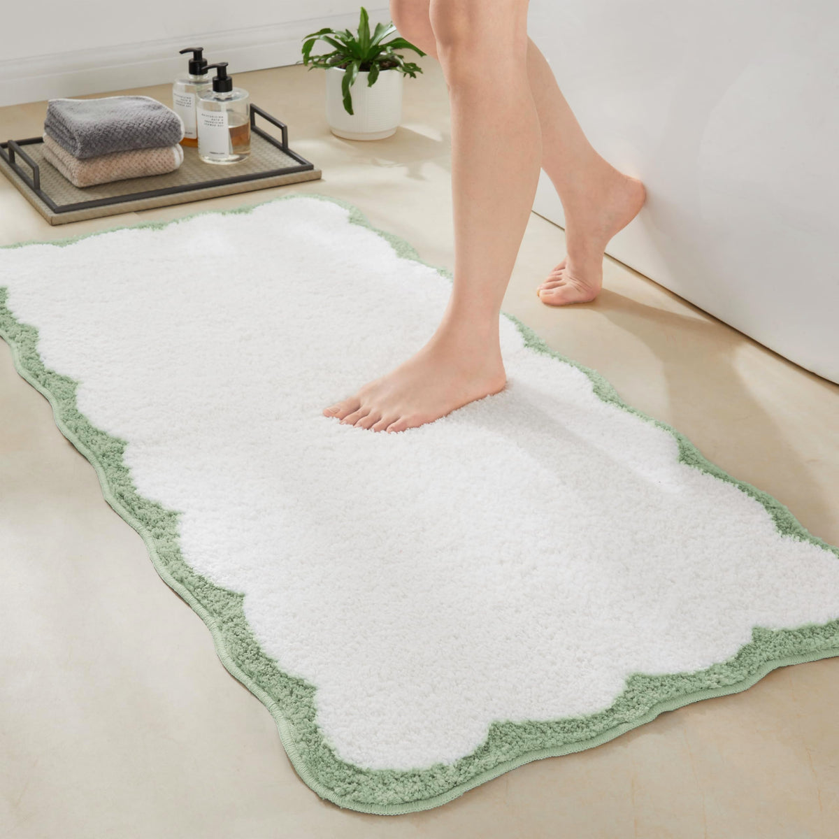 Luxury Microfiber Bathroom Rugs, White Bath Rug with Blue Scalloped Piping Cute Aesthetic Preppy Bath Mat for Bathroom, Tub, Floor Carpet, Sink, Shower, Anti Slip, Absorbent, 32x20