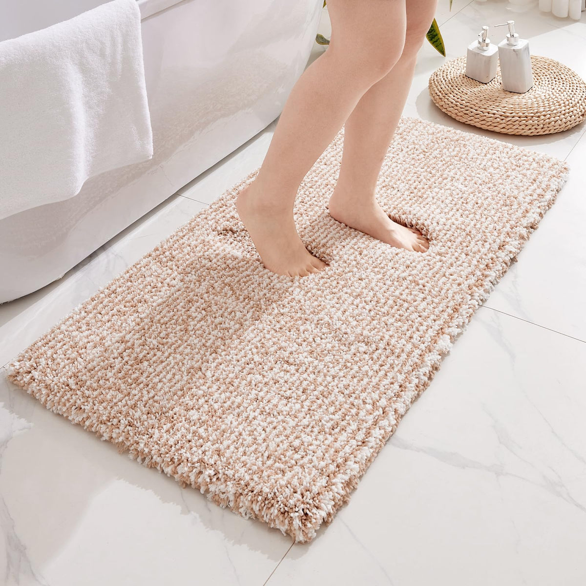 Disolla White Bathroom Rug 17x24 - Non-Slip Plush Small Bath Mat, Highly Absorbent & Ultra Soft Fluffy Floor Mat, Machine Washable for Shower and Tub
