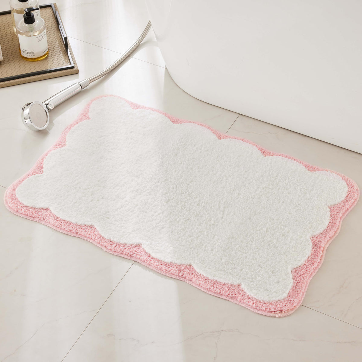 Luxury Microfiber Bathroom Rugs, White Bath Rug with Blue Scalloped Piping Cute Aesthetic Preppy Bath Mat for Bathroom, Tub, Floor Carpet, Sink, Shower, Anti Slip, Absorbent, 32x20