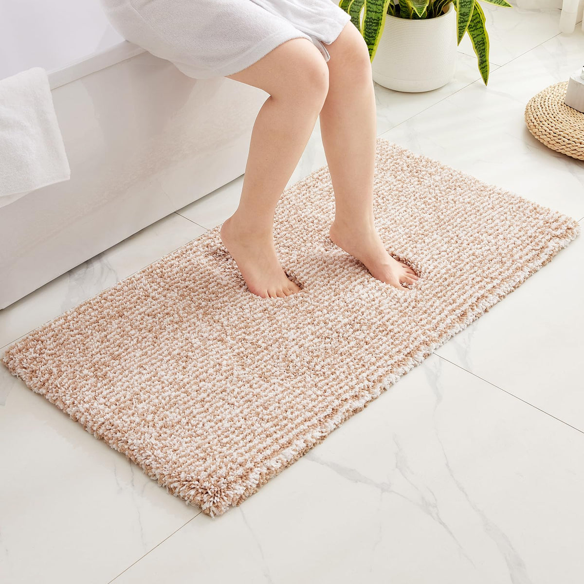 Disolla White Bathroom Rug 17x24 - Non-Slip Plush Small Bath Mat, Highly Absorbent & Ultra Soft Fluffy Floor Mat, Machine Washable for Shower and Tub