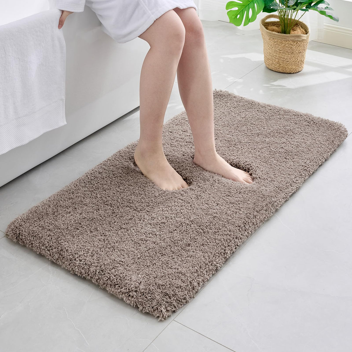 Disolla White Bathroom Rug 17x24 - Non-Slip Plush Small Bath Mat, Highly Absorbent & Ultra Soft Fluffy Floor Mat, Machine Washable for Shower and Tub