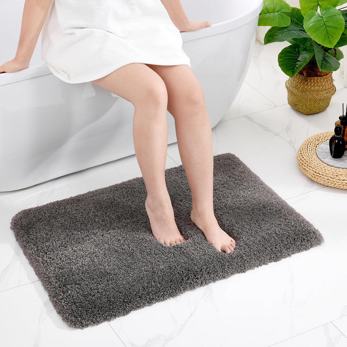 Disolla White Bathroom Rug 17x24 - Non-Slip Plush Small Bath Mat, Highly Absorbent & Ultra Soft Fluffy Floor Mat, Machine Washable for Shower and Tub