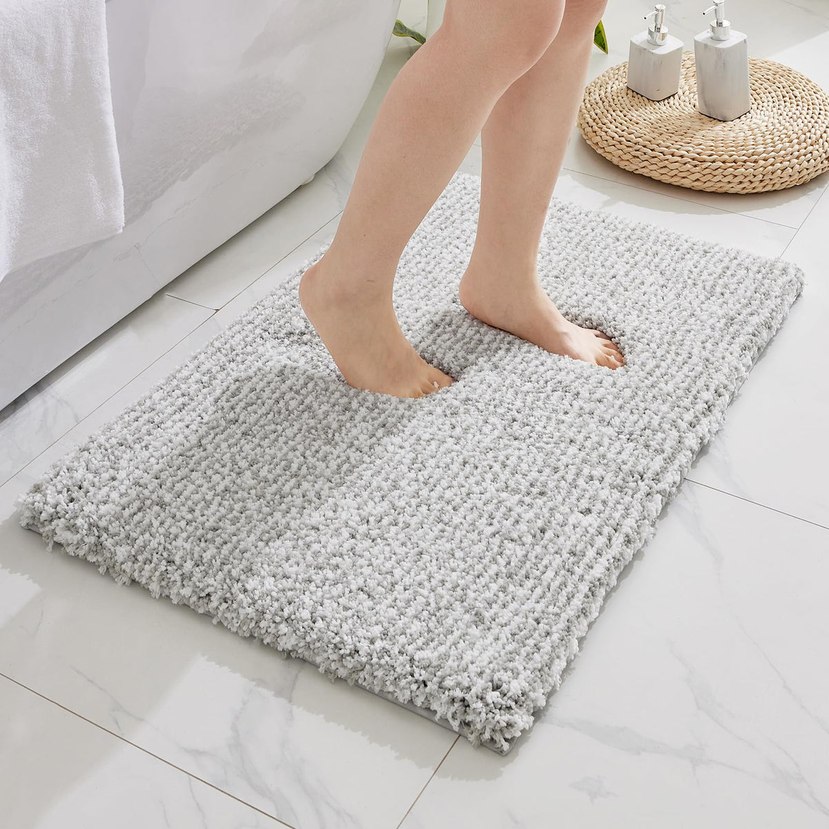Disolla White Bathroom Rug 17x24 - Non-Slip Plush Small Bath Mat, Highly Absorbent & Ultra Soft Fluffy Floor Mat, Machine Washable for Shower and Tub