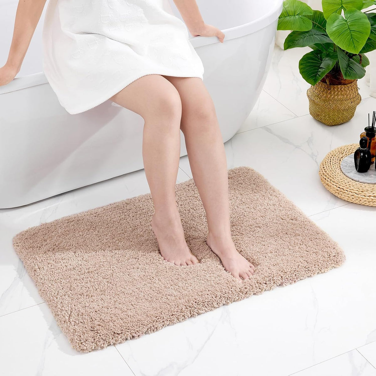 Disolla White Bathroom Rug 17x24 - Non-Slip Plush Small Bath Mat, Highly Absorbent & Ultra Soft Fluffy Floor Mat, Machine Washable for Shower and Tub