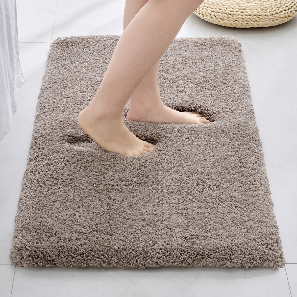 Disolla White Bathroom Rug 17x24 - Non-Slip Plush Small Bath Mat, Highly Absorbent & Ultra Soft Fluffy Floor Mat, Machine Washable for Shower and Tub