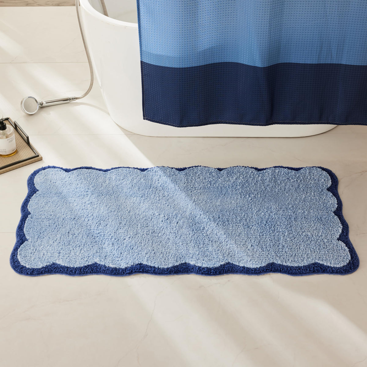 Luxury Microfiber Bathroom Rugs, White Bath Rug with Blue Scalloped Piping Cute Aesthetic Preppy Bath Mat for Bathroom, Tub, Floor Carpet, Sink, Shower, Anti Slip, Absorbent, 32x20