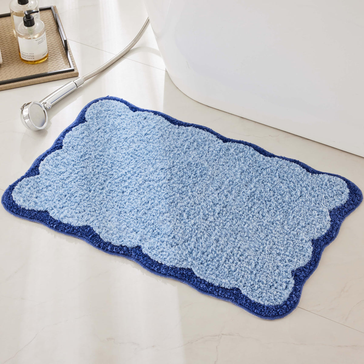 Luxury Microfiber Bathroom Rugs, White Bath Rug with Blue Scalloped Piping Cute Aesthetic Preppy Bath Mat for Bathroom, Tub, Floor Carpet, Sink, Shower, Anti Slip, Absorbent, 32x20